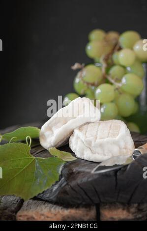 Fromage de chèvre Coulommiers , brie, camembert de fermiers russes. Le fromage est servi avec des fruits. Banque D'Images