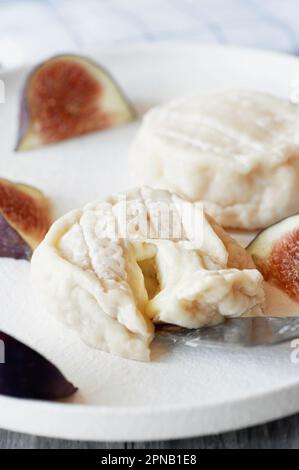 Fromage de chèvre Coulommiers , brie, camembert de fermiers russes. Le fromage est servi avec des fruits. Banque D'Images