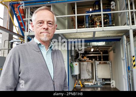 PRODUCTION - 05 avril 2023, Hambourg : Thomas Willner, ingénieur en procédés et chef de projet de Readi-PTL (distillation réactive), se trouve dans l'usine qu'il a inventée avec un réacteur pour la conversion des déchets (graisses usagées) dans l'usine pilote du département d'ingénierie des procédés du campus des sciences de la vie de HAW. L'usine pilote est conçue pour convertir les déchets tels que les matières grasses usagées et les déchets de plastique en substituts de pétrole lourd neutre en climat. Le substitut de pétrole (huile végétale fissurée CVO) peut être utilisé pour produire des carburants liquides comme l'essence et le diesel, ainsi que des plastiques et beaucoup Banque D'Images