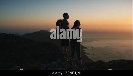 Rien n'est plus unique que la nature pour soulager l'âme. un homme et une femme qui font de la randonnée dans une montagne. Banque D'Images