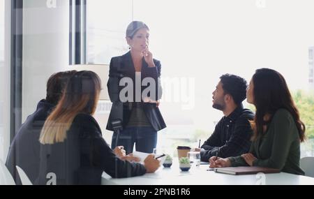 Planification de la réussite du début à la fin. une jeune femme d'affaires donne une présentation à ses collègues dans un bureau. Banque D'Images