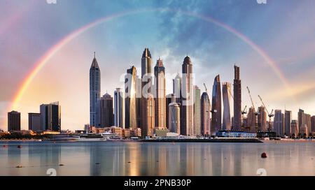 Rainbow over Dubai Skyline Marina, Émirats Arabes Unis Banque D'Images
