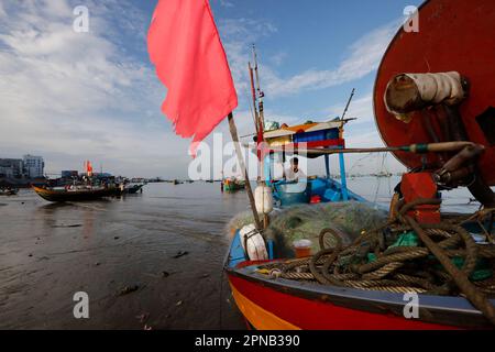 Hang Dua Bay, bateau de pêche arrivant sur la plage avec la prise de la nuit. Tau. Vietnam. Banque D'Images