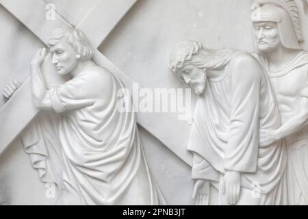 Église THI Nghe. Passion du Christ. Chemin de la croix. 5th Station: Simon de Cyrène aide Jésus à porter sa croix. Ho Chi Minh ville. Vietnam. Banque D'Images