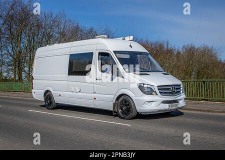 2016 Mercedes-Benz Sprinter 314Cdi 314 CDI Bluetec LWB blanc LCV châssis-cabine Diesel 2143 cc Euro Staus 6b; traversée du pont autoroutier dans le Grand Manchester, Royaume-Uni Banque D'Images