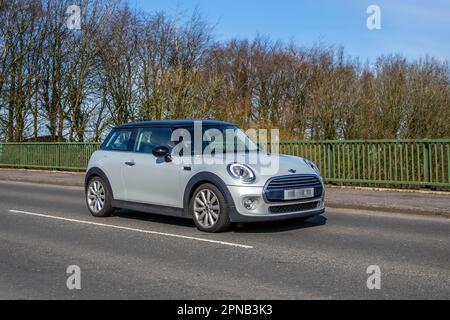 2017 Mini Cooper Start/Stop Silver car Hatchback Pétrol 1499 cc 6b ; traversée du pont autoroutier dans le Grand Manchester, Royaume-Uni Banque D'Images