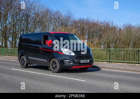 2018 Ford Transit Custom 290Trend CLR Ed TDci 170 L1H1 SWB opt Start/Stop Black LCV Panel Van Diesel 1995 cc; traversant le pont d'autoroute à Greater Manchester, Royaume-Uni Banque D'Images