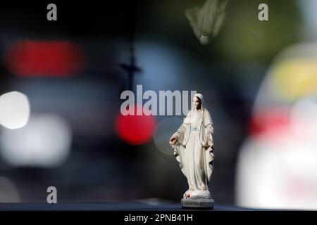 Figurine Virgin Mary en voiture. Ho Chi Minh ville. Vietnam. Banque D'Images