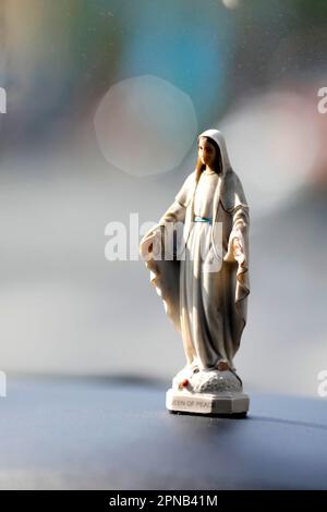 Figurine Virgin Mary en voiture. Ho Chi Minh ville. Vietnam. Banque D'Images