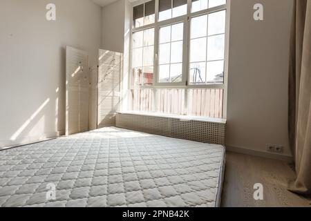 Le nouveau matelas et le parquet. Concept de toute nouvelle maison Banque D'Images