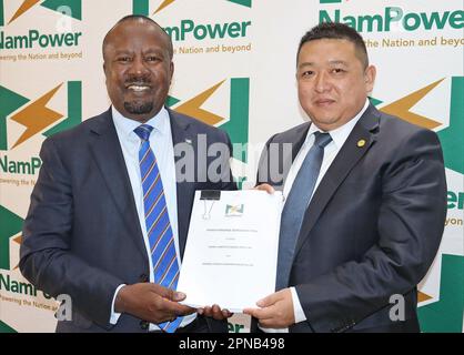 (230418) -- WINDHOEK, 18 avril 2023 (Xinhua) -- NamPower Directeur général Kahenge Haulofu (L) et Fang Xiang, Directeur général de China Energy International Group Co., Ltd (Namibie), posez pour une photo à la cérémonie de signature à Windhoek, Namibie, sur 17 avril 2023. NamPower, l'entreprise d'électricité namibienne, et CERIM Luderitz Energy, une coentreprise entre Energy China et Riminii Investments, propriété locale, ont signé lundi des accords d'achat et de raccordement d'électricité pour développer une centrale éolienne de 50 MW dans la ville côtière de Luderitz, dans le sud-ouest de la Namibie. (Nampower/document via Xinhua) Banque D'Images