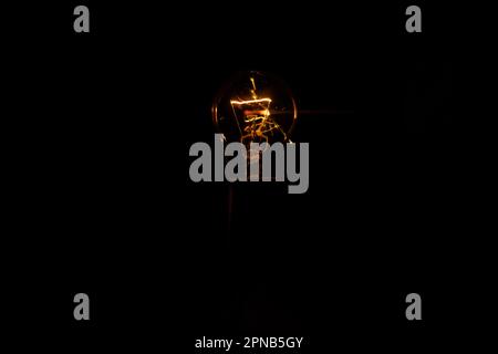 Lumière et étincelles provenant d'une lampe à incandescence qui brûle. Court-circuit Banque D'Images