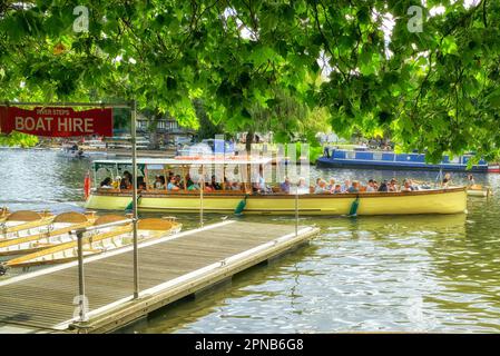 Bateau touristique Stratford-upon-Avon. Bateau d'excursion de plaisir avec les gens qui apprécient une croisière touristique le long de la rivière Avon Angleterre Royaume-Uni Banque D'Images