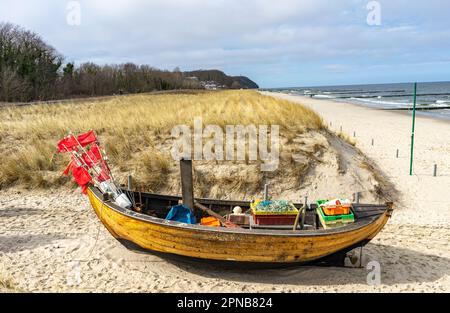 bateau de pêche sur la plage de la mer baltique Banque D'Images