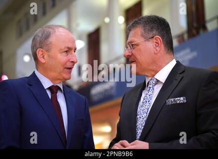 Tanaiste Michael Martin (à gauche) et vice-président de la Commission européenne pour les relations interinstitutionnelles Maros Sefcovic participant à la conférence internationale de trois jours à l'Université Queen's de Belfast pour marquer le 25th anniversaire de l'Accord de Belfast/Vendredi Saint. Date de la photo: Mardi 18 avril 2023. Banque D'Images