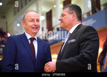 Tanaiste Michael Martin (à gauche) et vice-président de la Commission européenne pour les relations interinstitutionnelles Maros Sefcovic participant à la conférence internationale de trois jours à l'Université Queen's de Belfast pour marquer le 25th anniversaire de l'Accord de Belfast/Vendredi Saint. Date de la photo: Mardi 18 avril 2023. Banque D'Images