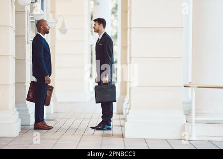 Rencontrez des personnes qui y arrivent. deux hommes d'affaires parlent dans la ville. Banque D'Images