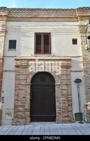 Une maison caractéristique dans le quartier historique de Termoli, une station balnéaire dans la province de Campobasso en Italie. Banque D'Images