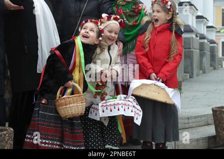 KIEV, UKRAINE - 15 AVRIL 2023 - les filles tiennent des paniers de Pâques devant la cathédrale Saint-Michel, le samedi Saint, Kiev, capitale de l'Ukraine. Banque D'Images