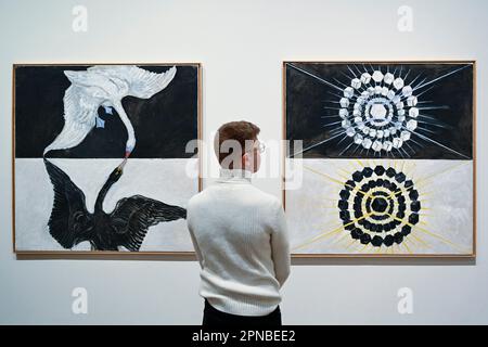 Londres, Royaume-Uni. 18 avril 2023. Images de 'The Swan', la série SUW/UW, 1915 par Hilma af Klint à un aperçu de 'Hilma af Klint & Piet Mondrian - formes de vie', une nouvelle exposition à Tate. Il s’agit de la plus grande présentation des travaux de Hilma af Klint au Royaume-Uni à ce jour et de la première grande exposition britannique depuis plus de 25 ans pour mettre en valeur les premiers travaux de Piet Mondrian en plus de ses compositions emblématiques en grille. Le spectacle se déroulera du 20 avril au 3 septembre 2023. Credit: Stephen Chung / Alamy Live News Banque D'Images