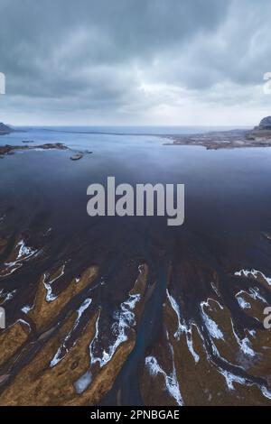 Vue pittoresque de l'eau de mer située parmi les formations rocheuses sous ciel couvert avec des nuages à Almeria Banque D'Images