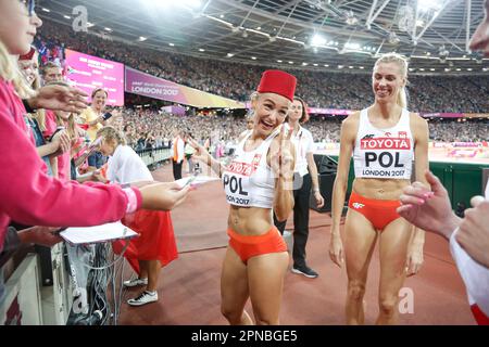 Les membres des filles polonaises de 4 x 400 m relaient avec les drapeaux de leur pays aux Championnats du monde d'athlétisme de Londres 2017. Banque D'Images