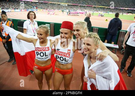 Les membres des filles polonaises de 4 x 400 m relaient avec les drapeaux de leur pays aux Championnats du monde d'athlétisme de Londres 2017. Banque D'Images