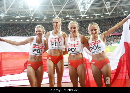 Les membres des filles polonaises de 4 x 400 m relaient avec les drapeaux de leur pays aux Championnats du monde d'athlétisme de Londres 2017. Banque D'Images