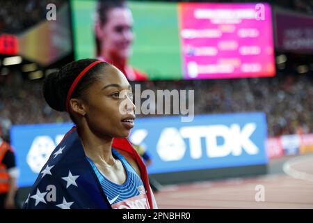 Allyson Felix avec le drapeau des États-Unis aux Championnats du monde d'athlétisme de Londres 2017. Banque D'Images