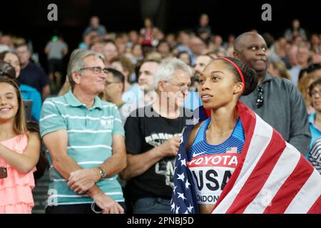 Allyson Felix avec le drapeau des États-Unis aux Championnats du monde d'athlétisme de Londres 2017. Banque D'Images