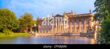 Pologne, Varsovie. Lazienki palais avec réflexion dans l'eau de l'étang dans le parc, Lazienki Klolewskie bannière d'été Banque D'Images