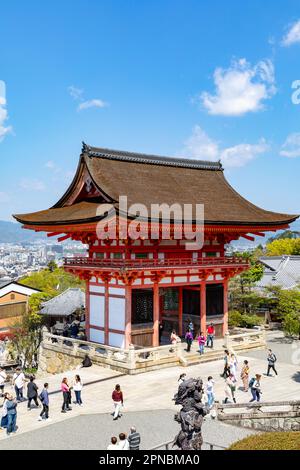 Avril 2023, Kyoto, temple bouddhiste de Kizamizu dera fondé en 780, visiteurs au temple lors d'un ciel bleu de printemps, Japon, Asie Banque D'Images