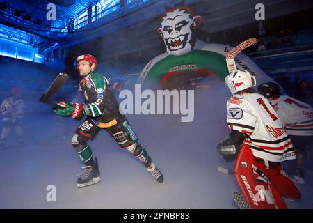 Les joueurs entrent dans la glace avant le match de hockey sur glace. Équipe HC Mont-blanc. Saint-Gervais. France. Banque D'Images