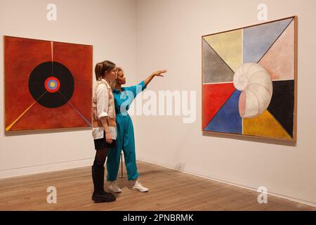 Londres, Royaume-Uni. 18th avril 2023. Tate Modern présente une exposition de Hilma af Klint et Piet Mondrian, deux pionniers de l'art d'abstat avec des sensibilités très différentes. Deux femmes regardent 'The Swan, la série SUW/UW, Groupe IX: Partie 1, no 19', 1915, par Hilma af Klint. Credit: Anna Watson/Alay Live News Banque D'Images