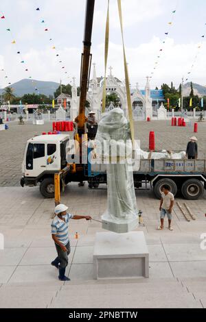 Église de Vinh de chant. Arrivée de la nouvelle statue de Saint Anthony de Padoue. Vietnam. Banque D'Images