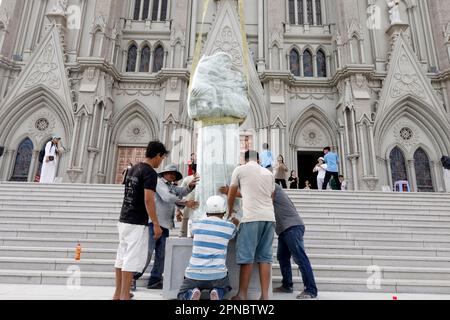 Église de Vinh de chant. Arrivée de la nouvelle statue de Saint Anthony de Padoue. Vietnam. Banque D'Images