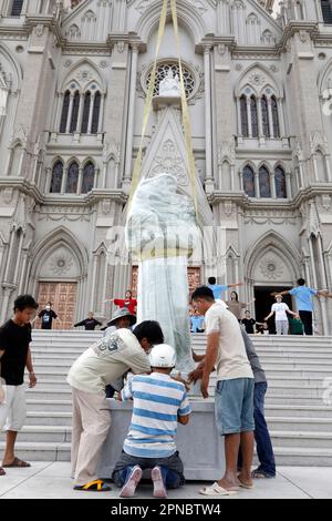 Église de Vinh de chant. Arrivée de la nouvelle statue de Saint Anthony de Padoue. Vietnam. Banque D'Images