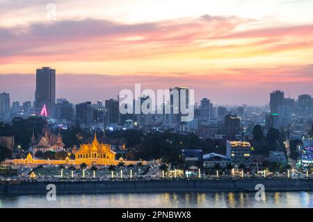 La lueur d'or au-dessus de la capitale du Cambodge, il est animé Riverside et des monuments célèbres et le Palais Royal, tandis que le soleil couchant coule de derrière Banque D'Images