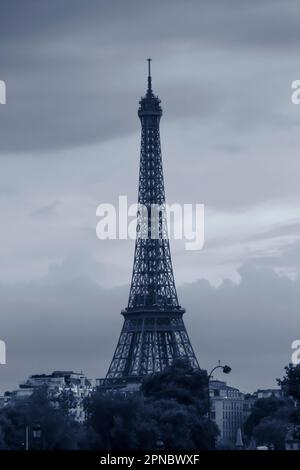 Vue sur la Tour Eiffel à Paris contre les nuages le soir Banque D'Images