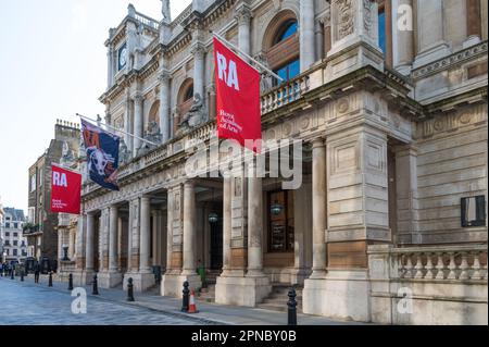 Exterior facade of the Royal Academy of Arts on Burlington Gardens, Mayfair, London, England, UK Banque D'Images