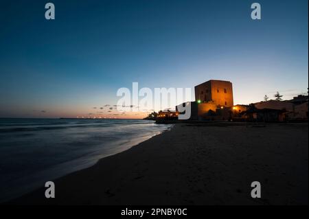 Torre Cabrera, construit au 15th siècle pour défendre les entrepôts de marchandises diverses contre les attaques de pirates à Pozzallo, province de Ragusa, Sicile, Italie Banque D'Images