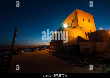 Torre Cabrera, construit au 15th siècle pour défendre les entrepôts de marchandises diverses contre les attaques de pirates à Pozzallo, province de Ragusa, Sicile, Italie Banque D'Images