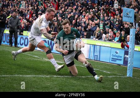 16.04.2023 Leicester, Angleterre. Rugby Union. Chris Ashton marque son essai de 100th (un record de Premiership) lors du match de Premiership Gallagher joué entre Leicester Tigers et Exeter Chiefs au Mattioli Woods Welford Road Stadium, Leicester. © Phil Hutchinson Banque D'Images