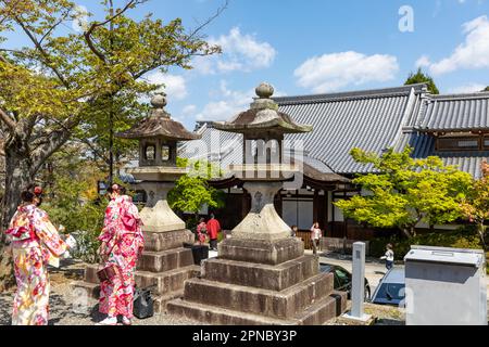 Les femmes japonaises en robe kimono traditionnelle au temple de Kiyomizudera à Kyoto, Japon, Asie Banque D'Images