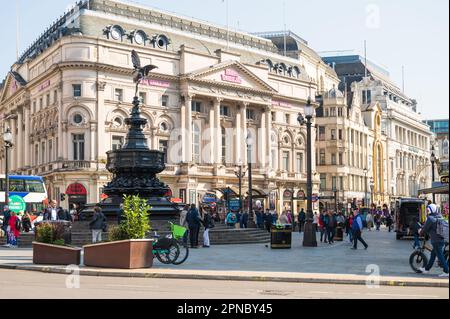 Piccadilly Circus, Shaftesbury Memorial Fountain et statue d'Anteros, alias Eros. London Pavillion, Trocadéro Centre en arrière-plan. Londres, Angleterre, Royaume-Uni Banque D'Images