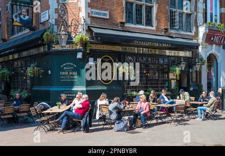 Les gens se détendent et siroter des boissons assis à l'extérieur du pub shakespearien Head par une journée ensoleillée. Great Marlborough Street, Carnaby, Londres, Angleterre, Royaume-Uni Banque D'Images