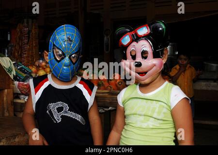 Enfants avec des masques Spiderman et Minnie dans la ville d'Ataco. El Salvador, Amérique centrale. Banque D'Images