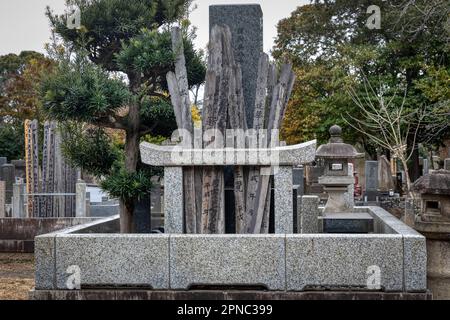 Tombes uniques avec des marqueurs en bois de sotoba et une porte en béton de tori dans l'ancien Yanaka Cemetery Park, Tokyo, Japon Banque D'Images