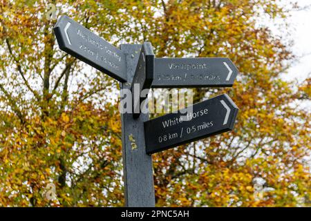 Un panneau indiquant le chemin vers le monument du Cheval blanc le 11th novembre 2022 à Avebury, Wiltshire. Crédit : nouvelles SMP Banque D'Images