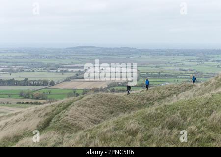 Les personnes qui font de la randonnée dans le Ridgeway le 11th novembre 2022 à Avebury, Wiltshire. Crédit : nouvelles SMP Banque D'Images